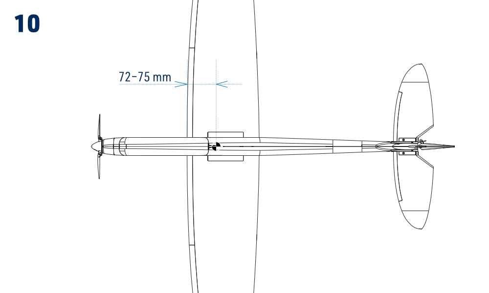 Centrage initial : 72–75 mm derrière le bord d’attaque de l’aile